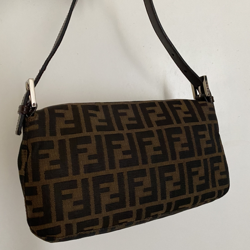 Fendi Bolsa de mano Café 39% OFF - Compra y Vende Moda de Lujo Pre-Amada en  Portèlo.