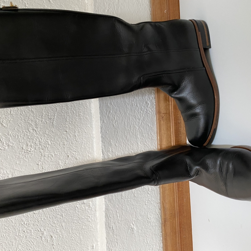 Botas altas de piso Negro 72% OFF - Portèlo: Compra y Vende Moda de Lujo  Pre-Amada.
