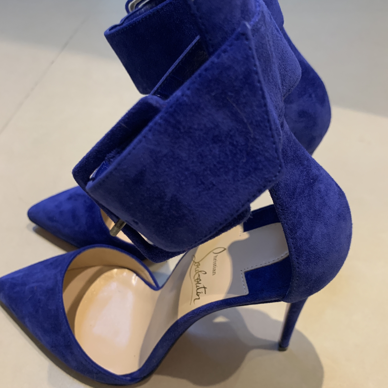 Christian Louboutin Tacones Azul Rey 33% OFF - Compra y Vende Moda de Lujo  Pre-Amada en Portèlo.